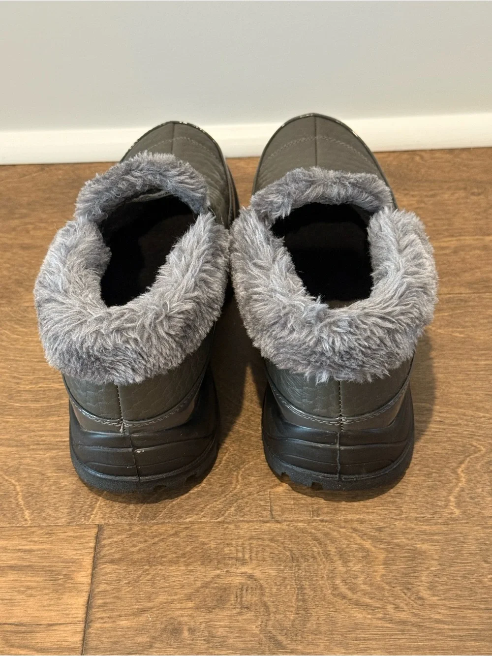 Women’s Easy Street Flurry Gray Waterproof Winter Booties Faux Fur Trim 8.5